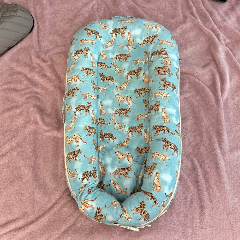DockATot Deluxe+ w/ Jungle Cat Cover